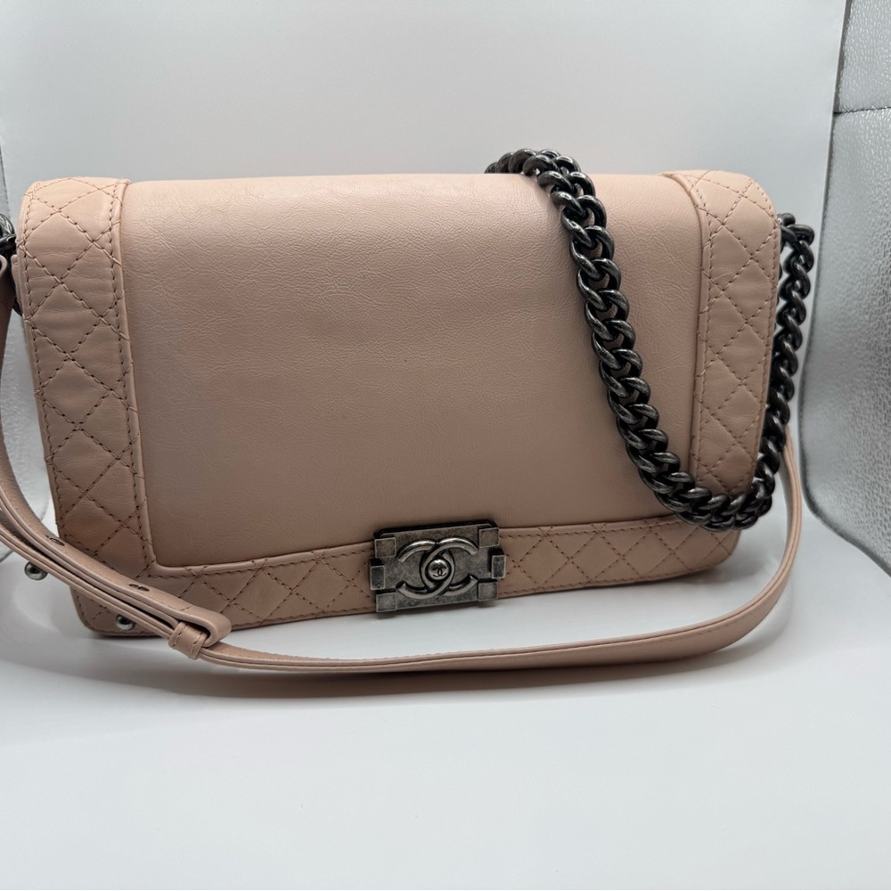 CHANEL Medium Boy Bag - Dusty pink and gunmetal hardware